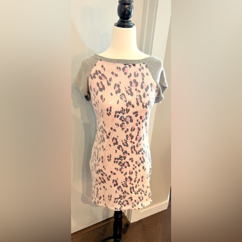 Bebe Pink Gray Leopard Print Sequin Casual T-Shirt Dress Sz XS